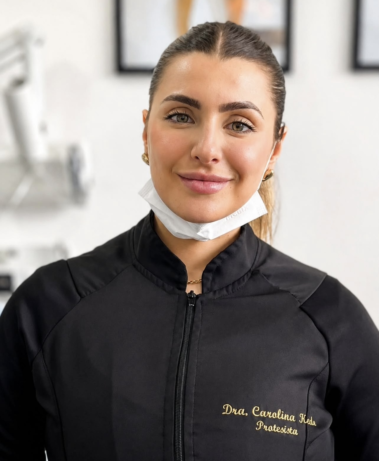 Dra. Carolina Kede em seu consultório, especialista em tratamentos de odontologia estética